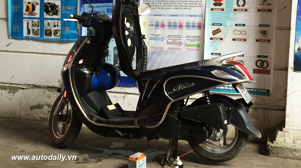 Ắc quy xe máy đang bị yếu