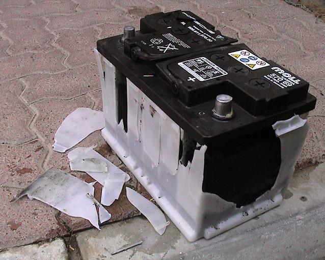 Các hư hỏng thường gặp của bình ắc quy - Nổ bình